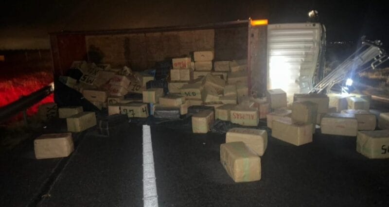 رزم حشيش على الطريق قرب مكناس