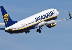 لحظات رعب على متن طائرة Ryanair بعد تحطم نافذة وإصابة راكب