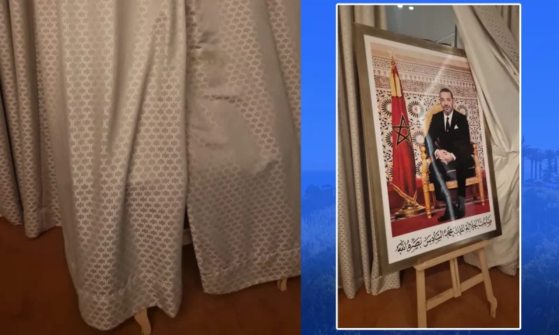 منتخب الجزائر “يغطي” صورة الملك محمد السادس بعد وصوله إلى المغرب!!