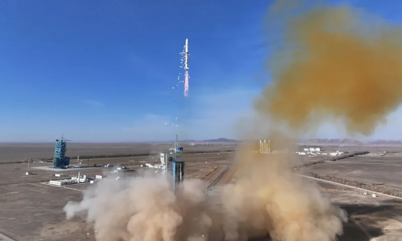 الجزائر تعزز قدراتها الفضائية وتطلق قمرًا صناعيا جديدا للمراقبة