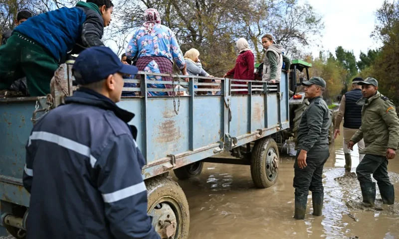 القوات المسلحة تُواصل إنقاذ العائلات المحاصرة في فيضانات القصر الكبير