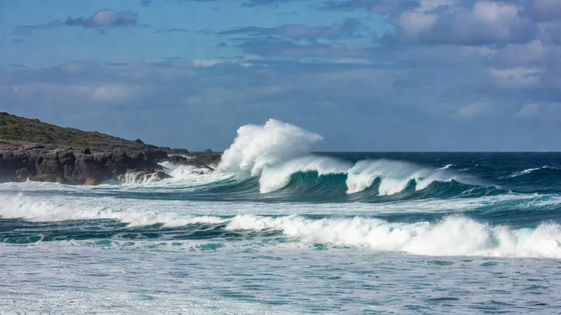 دعوة للابتعاد عن الشواطئ جراء أمواج عاتية من طنجة لأكادير
