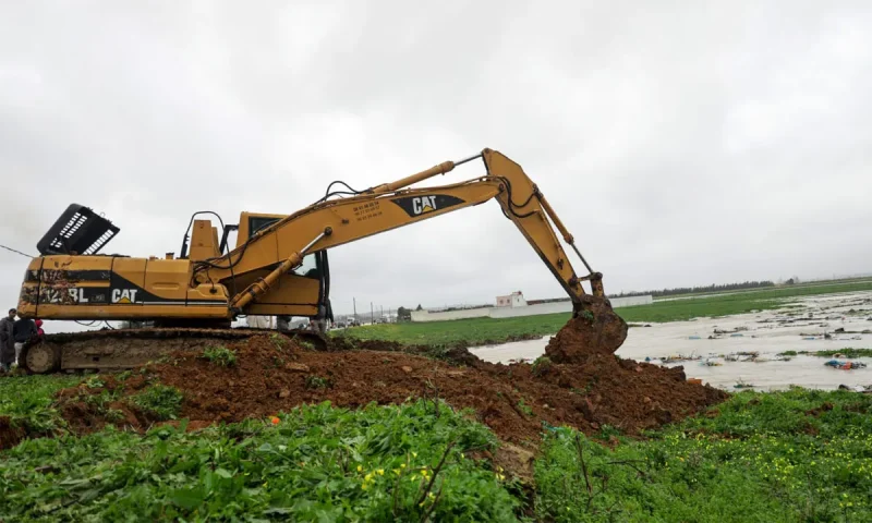 فيضانات القصر الكبير.. الجماعة تلجأ إلى قطع الكهرباء والحواجز الرملية