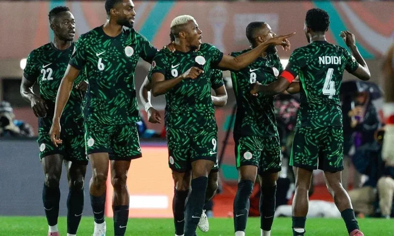 ملياردير نيجيري يَعِدُ “النسور الخضر” بملايين الدولارات مُقابل إقصاء المغرب