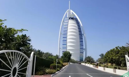 إيران تُهدد بقصف الفنادق في الإمارات!
