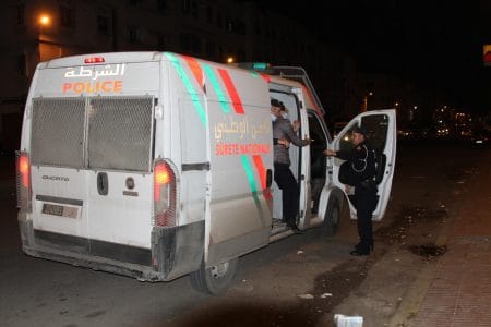 مهربون يصيبون 3 رجال شرطة ويحاولون قتل رابع