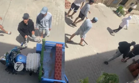 خلاف مروري بسيط يتحول إلى هجوم جماعي بالأسلحة البيضاء (فيديو)