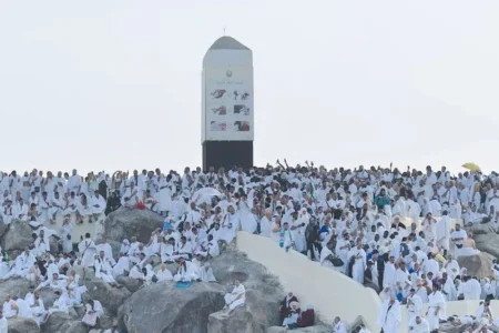 السعودية تطلب من الحجاج عدم مغادرة مخيماتهم في عرفات حتى العصر حفاظا على سلامتهم