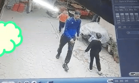 شخص يزرع الرعب في طفل بظهر الحمام