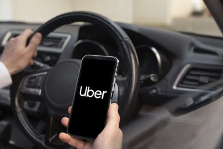 عملاق تطبيقات النقل يلجأ للسياسة لإقناع السلطات المغربية !!