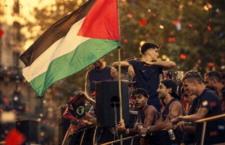 هانز فليك غير معجب برفع لامين يامال للعلم الفلسطيني