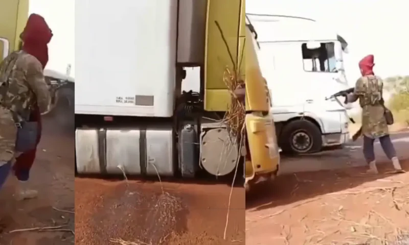 مسلحو حركة ماسينا يحرقون شاحنات مغربية وسنغالية ويصيبون سائقاً موريتانياً في مالي