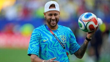نيمار أول لاعب يعمل من المنزل!!