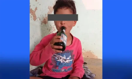 في واقعة جديدة.. شاب يقدم مشروبا كحوليًا لشقيقه القاصر