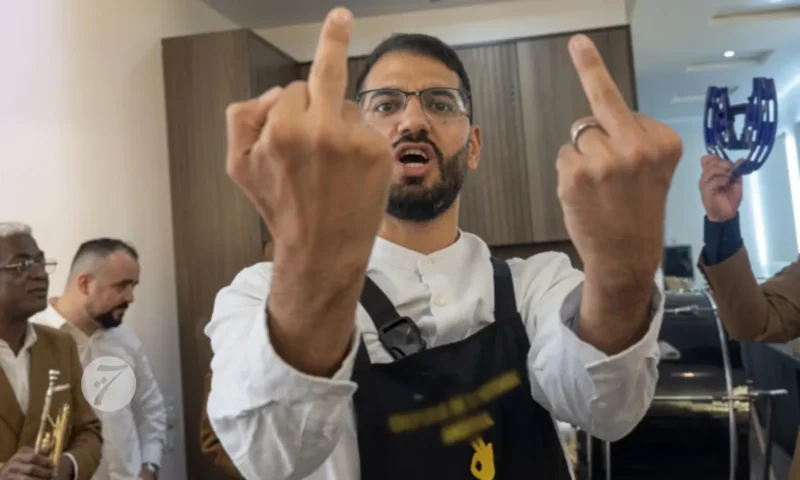 ها هو.. مطعم سمك في طنجة جاب مؤثر باش “يصبع” للزبناء ديالو!!