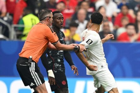 الحكم الإنجليزي يوزع 6 بطاقات صفراء في وقت قياسي أغلبها ضد المغرب