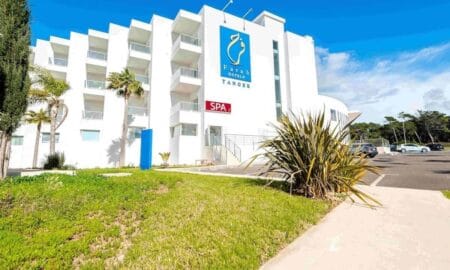 اعتداء بسلاح أبيض.. مسلحان يستهدفان ضحاياهما بمحيط فندق فرح في طنجة