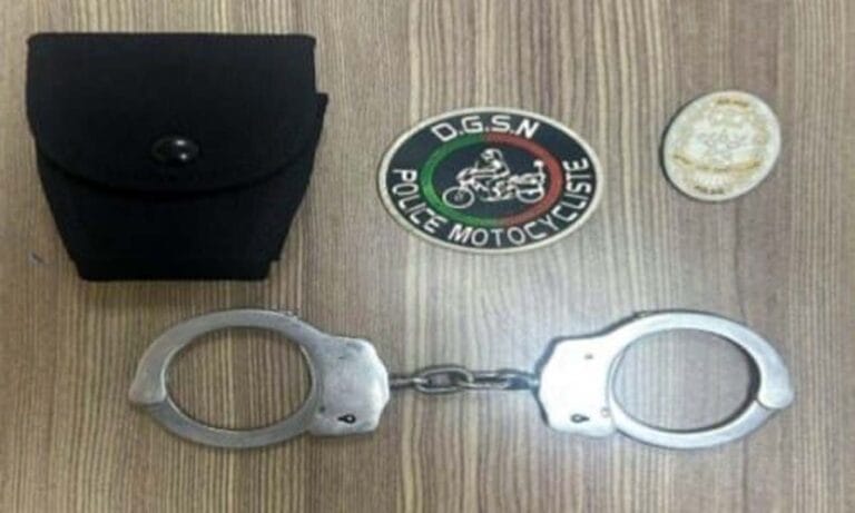 توقيف مسؤول أمني مُزّيف وبحوزته شارات مهنية وأصفاد