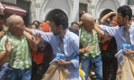 صفع وركل عجوز متحرش في سوق دبرا بطنجة !! (فيديو)