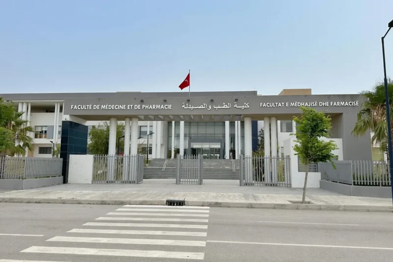 تلميذ راسب في البكالوريا ينجح في مباراة ولوج كليات الطب والصيدلة بالمغرب.. ما الحقيقة؟