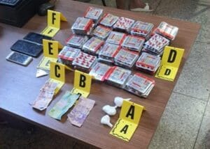 سقوط مروّج مخدرات بحيازته أقراص مهلوسة وجرعات من الكوكايين على متن سيارته